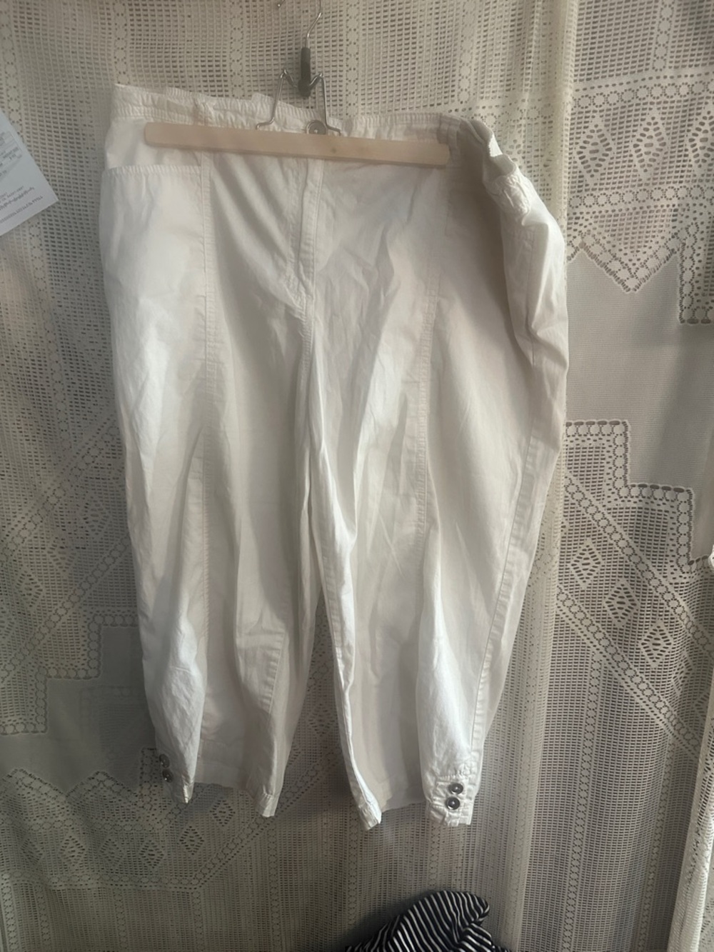 JM Collection White Cropped Button-Hem Pants